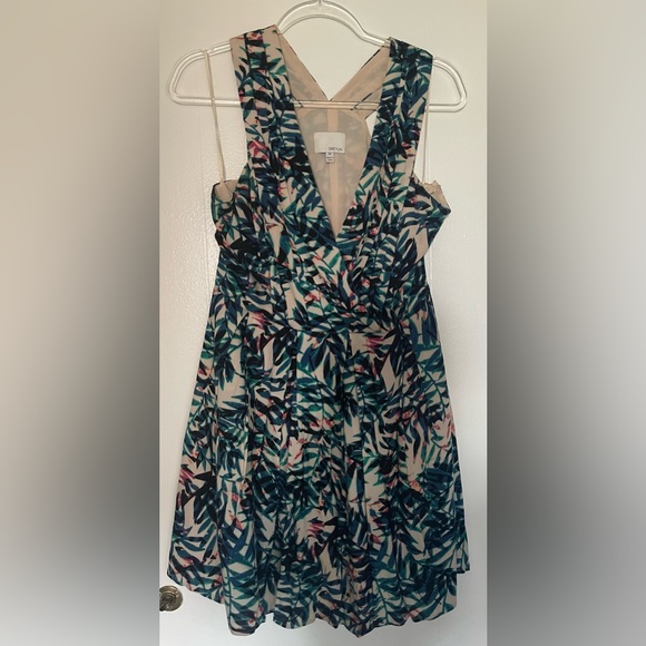 Flowy dress with palm/tropical pattern, hits above the knee - Picture 2 of 5